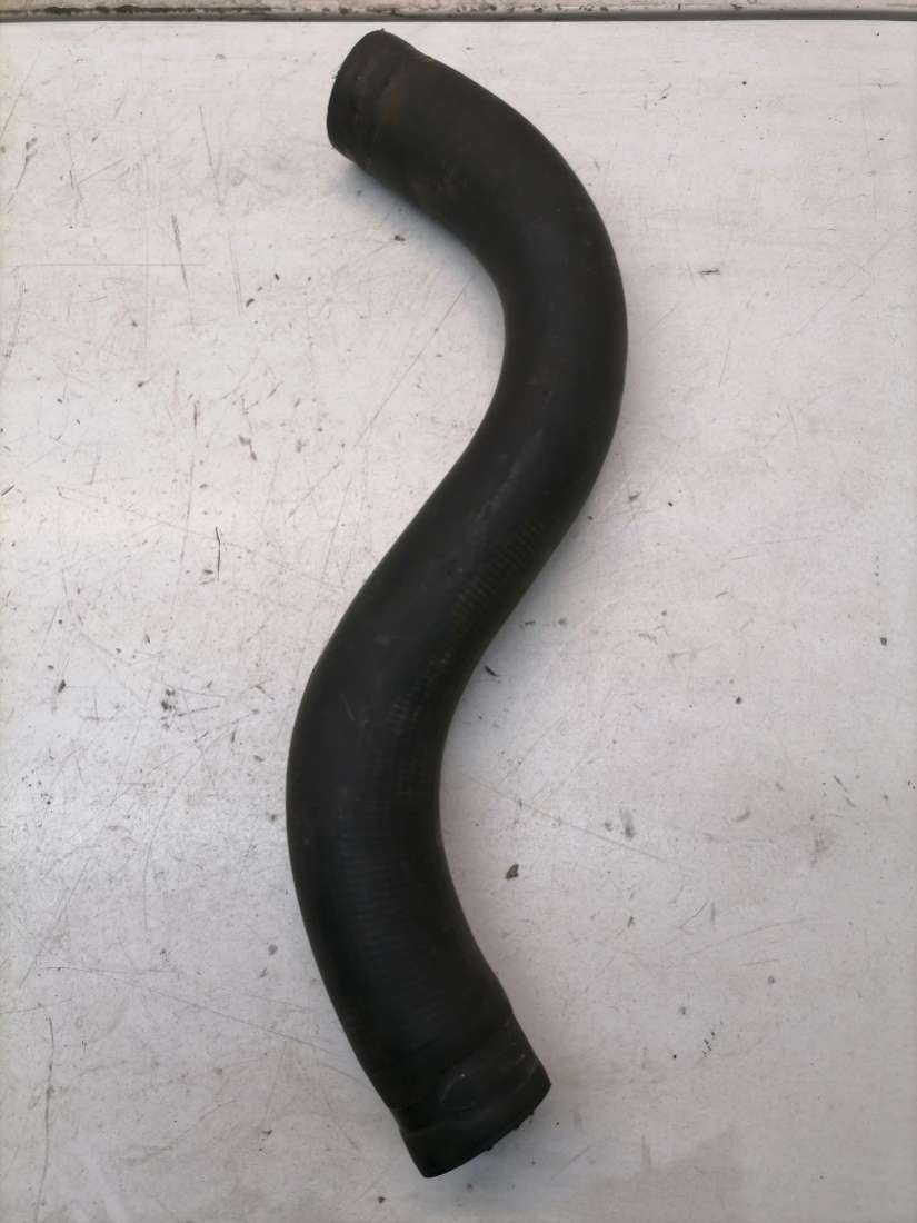 Chrysler шланг радиатора. Патрубок картерных газов крайслер пацифика номер. Патрубок радиатора верхний крайслер таун кантри 3. 3105 крайслер патрубок охлаждения к тройнику. Патрубок крайслер.